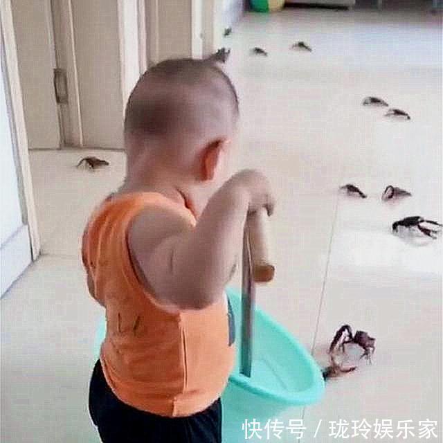 熊孩子|妈妈短暂离开上厕所,再回来“天都要塌了”,妈妈亲生的不能扔