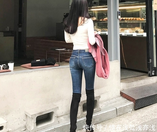 街拍牛仔裤小姐姐穿着时尚舒适，展现潮流气息