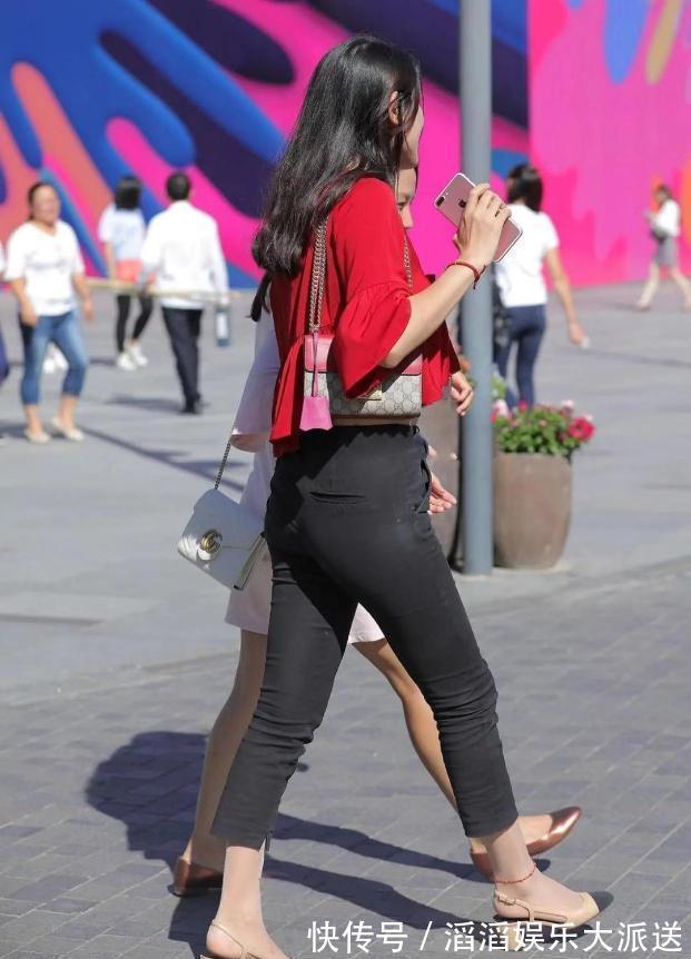 露脐 直筒裤搭配露脐T恤,休闲随性又时髦,仙女范十足