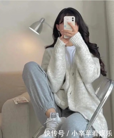 人手一件的“针织开衫”,早春试试这样搭配,很温柔又好看