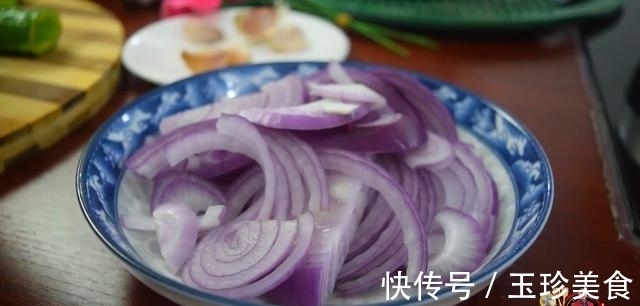 木耳|洋葱凉拌木耳最好吃的做法,简单美味又下饭,看看你喜欢吃不?