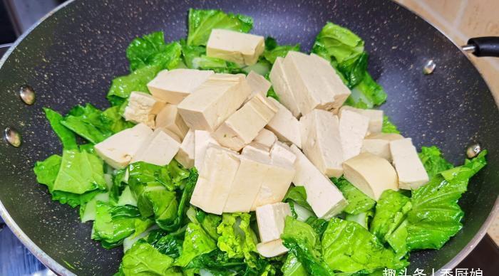 秋天|秋天,宁可不吃肉,此碱性蔬菜要多吃,钙含量极高,炖豆腐超级香