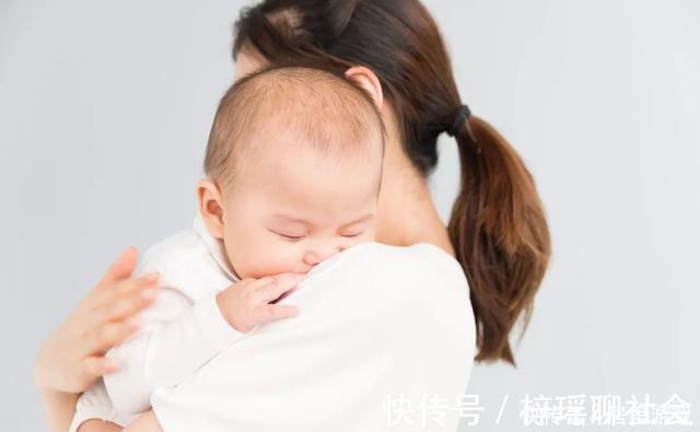 家长|宝宝为啥喜欢被“竖着抱”?主要有2点原因,家长要满足宝宝