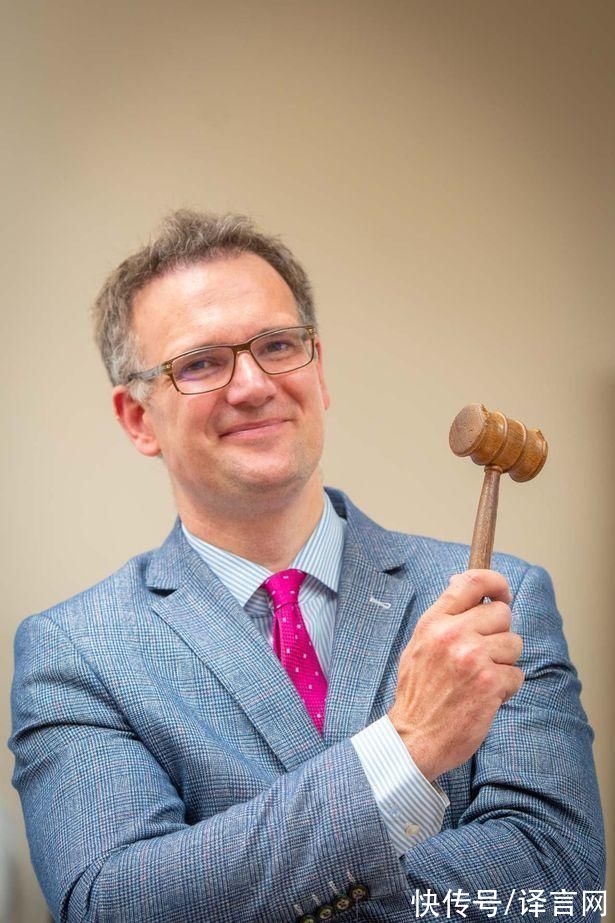 老太$英国老太放家中25年花瓶竟卖到49万，原来是中国清朝嘉庆时期文物