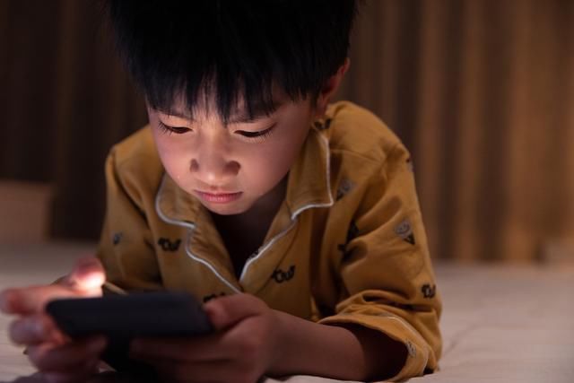 手机游戏|垃圾快乐一时爽，但它正一步步“毁掉”你的孩子，侵蚀孩子的生活