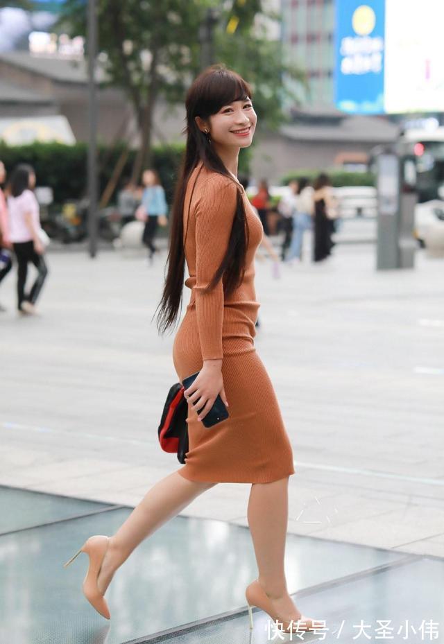 红色高跟鞋|美女街拍:简约修身的针织裙,穿着舒适又显气质,让你优雅前行温婉美丽