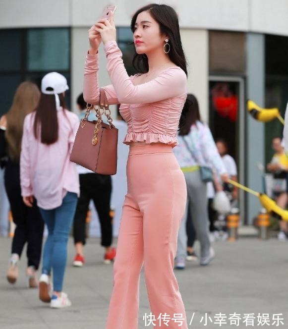 打底裤|胖胖的女孩,身穿长袖T-恤搭配黑色皮裙,也可以时尚有魅力