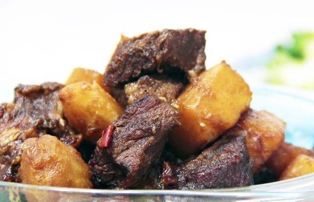 土豆炖牛肉这样做，牛肉不柴不腥膻，比饭店做的还好吃