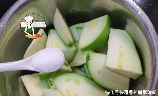 白醋|炒茄子时，直接下锅就错了，大厨教您一招，茄子香软，不油不发黑！