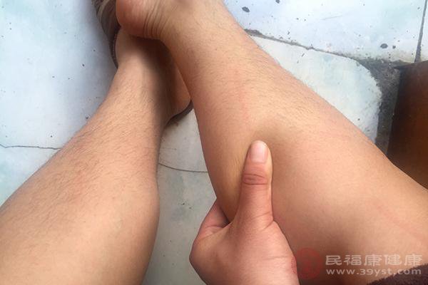 腿上有黑点抠开是毛是怎么回事