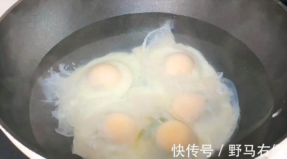 煮荷包蛋,水开下锅是不对的!学会这个技巧,鸡蛋完整嫩滑不粘锅