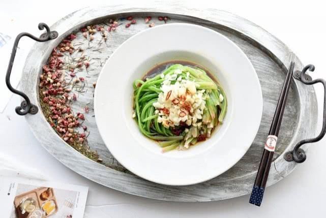 五十岁阿姨的创新菜,菠菜不吃叶光吃杆,焯一焯浇点油,好吃好看