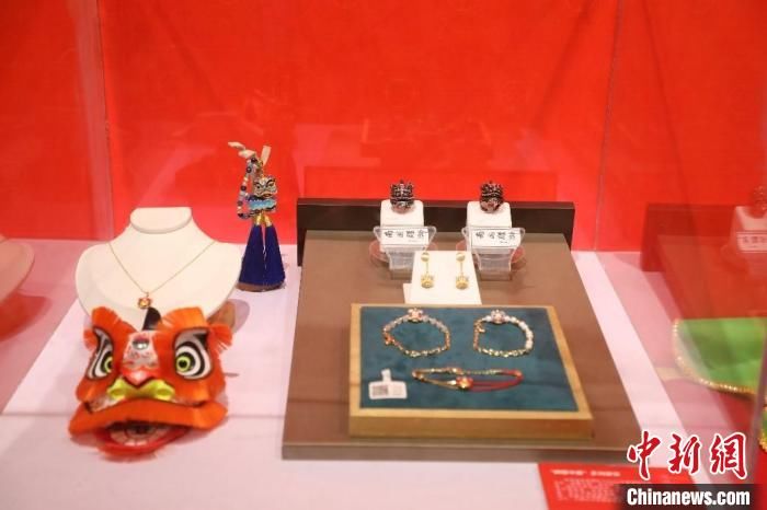 中国精神|狮头扎作、互动表演 醒狮贺岁展洋溢广府年味