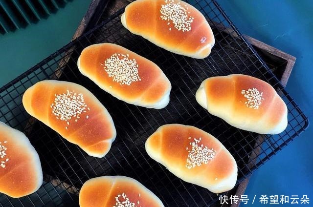 韧性|牛角夹心小面包就这样做,松软香甜,放两天也不硬,孩子超级爱吃