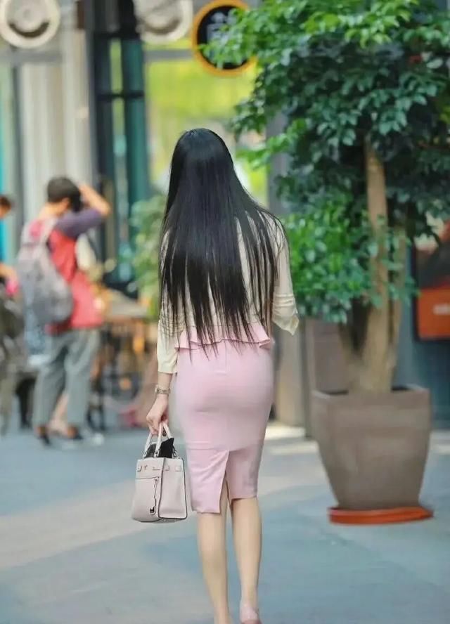 穿这款连衣裙，是一种简单的美，值得借鉴