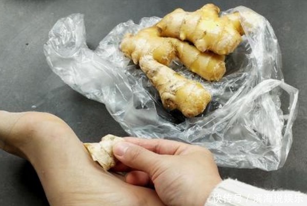 晚上睡觉前,把生姜涂抹在脚底,坚持15天,会给身体带来4大好处