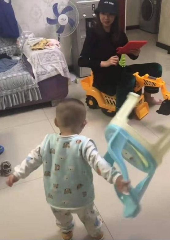 孩子|“最暴躁宝宝”火了,发现小姨霸占玩具,当场摔椅子,网友:霸气