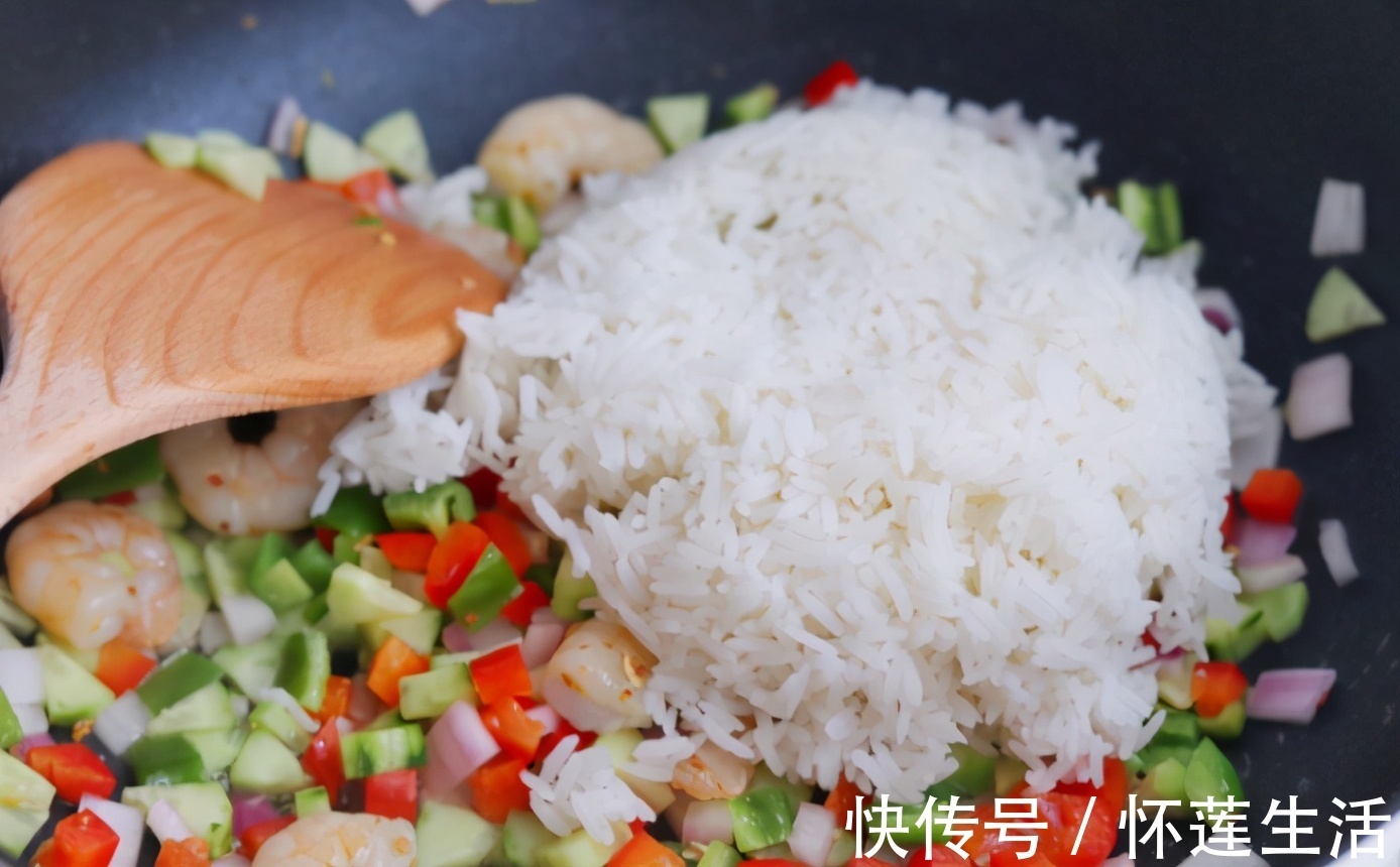 饭店|用剩饭炒一盘咖喱饭,在家也能吃出饭店的味道,连吃2碗都不够
