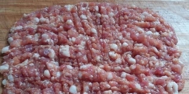 拌饺子馅，先放盐还是先放油？原来我们一直做错，难怪不鲜嫩不香