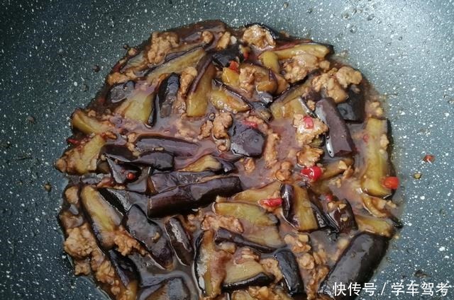 炒茄子时,多加1步,茄子不吃油不发黑,怎么炒都好吃