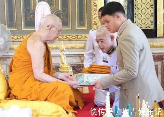 玛哈#同是签文件:苏提达跪地签,诗妮娜躲角落签,泰王却为西拉米铺纸