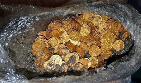 乡下村民捡到一堆金戒指,四处炫耀遭举报,专家大笑:上交国家吧