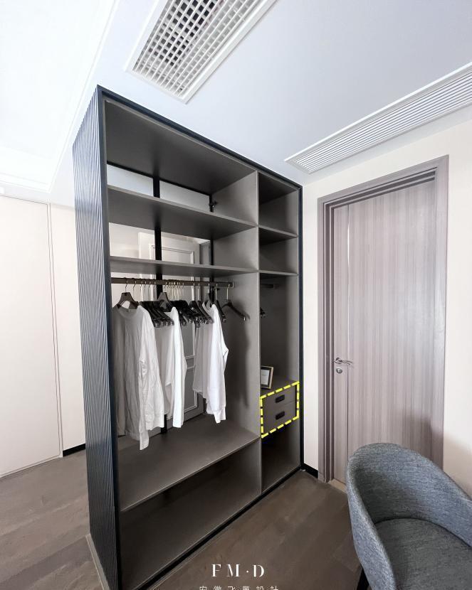 玻璃柜|事实证明,卧室不做套房,装一字型玻璃柜,也能打造步入式梳妆区