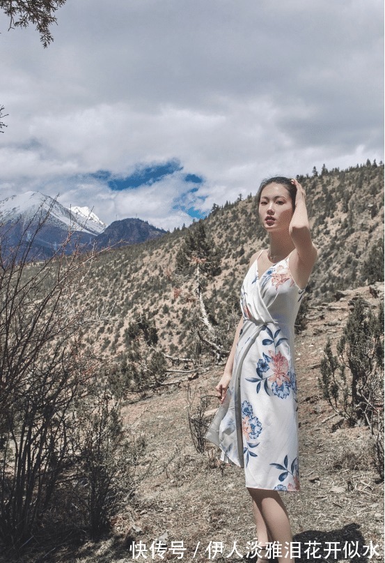 蓝色|“美景”配时髦的“佳人”,宛如坠入蓝色星球