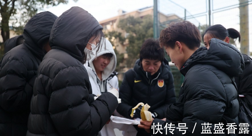 足球俱樂部|中國(guó)女足集結(jié)備戰(zhàn)亞洲杯，王霜與主帥水慶霞合影似母女！