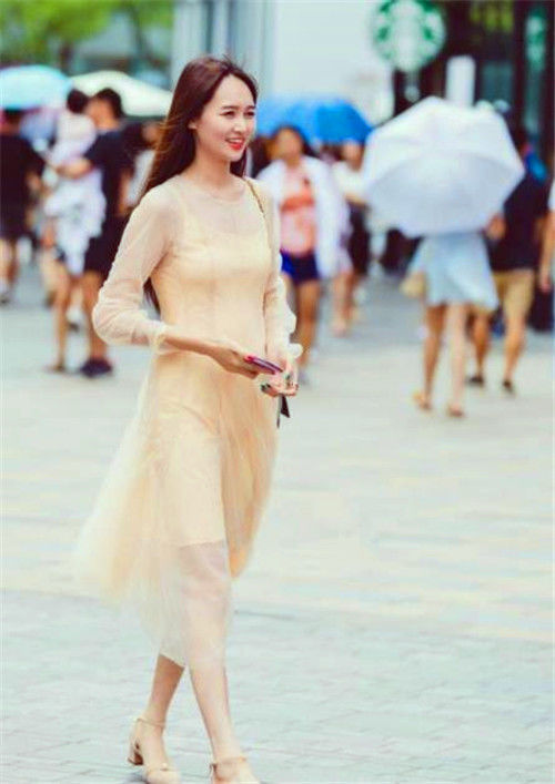 街拍：美女白色斑点红裙子非常的好看，很是靓丽