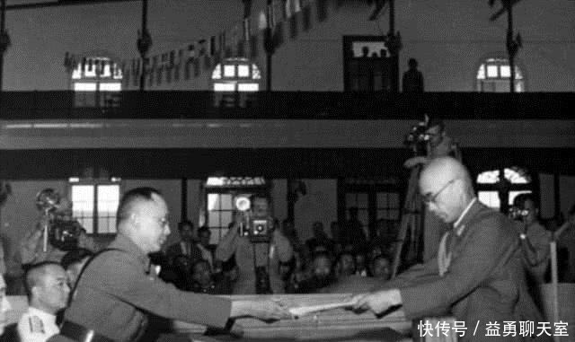 听不懂|日本天皇宣布投降,演讲说的话通篇没有“降”字,日本人听不懂