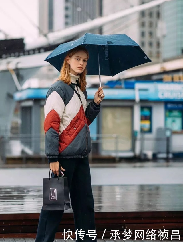  “黑羽绒服”别再穿了，今年最流行这3款羽绒服，穿对一款你就赢