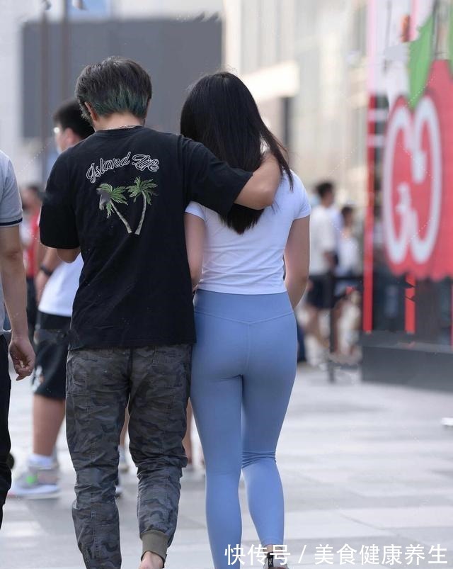 搭配 黑色打底裤搭配时尚白色上衣,时尚潮流感,让你的身材看起来挺拔!