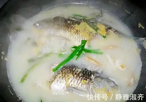 鱼腥味|不管炖哪种鱼,都不要加这“2种料”否则鱼汤不白不鲜还很腥!