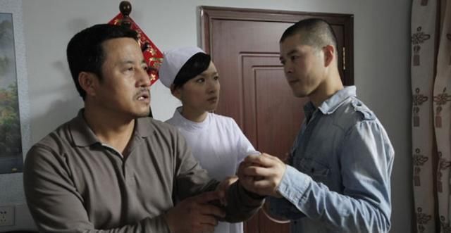 刘能|乡爱花絮遭质疑,“刘能媳妇”搂“赵玉田”猛亲,两人关系不一般