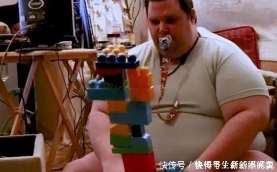 家长|美国33岁“巨婴”火了,用奶嘴穿纸尿裤,每天等着妈妈喂饭