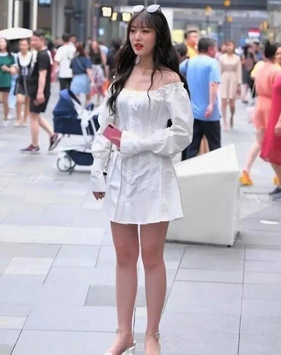 街拍:成熟美女的靓丽穿搭,气质完美风格多变,透出满满的女人味