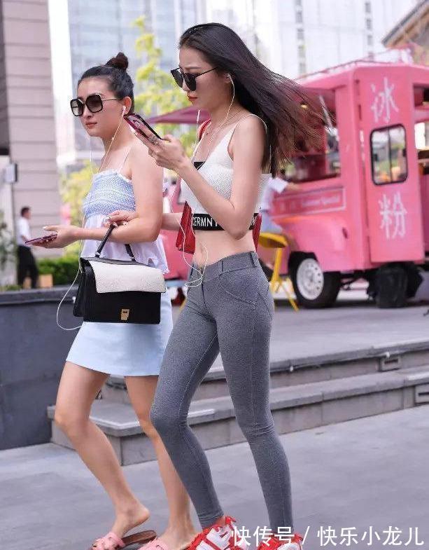 连衣裙","m":"dbfc269d932d8112f06e2cb6c82fdc4be4f2f0f","nlabel":"stat_3208889651:zm.news.so.com:5b+r5LmQ5bCP5Yia5a2Q,pageType_zmt,glevel_3","ntag":"tfashion;sfashion_时尚;kfashion_1:造型;kfashion_1:搭配;kfashion_1:连衣裙;