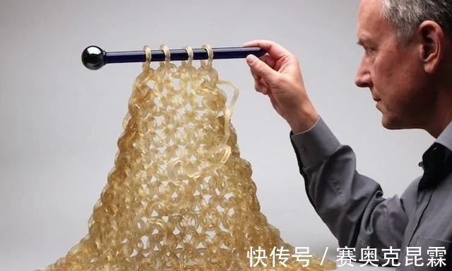 色彩#她是用玻璃雕塑“织毛衣”的第一人,这质感极其逼真!手太牛逼了