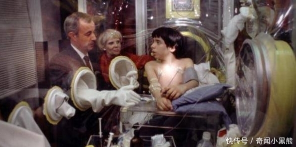 一个无法与外界接触的男孩,出生到死亡都活在泡泡里