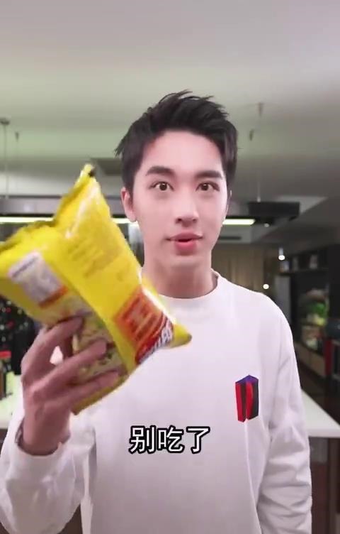 宋茜的泡菜汤、肖战的芝士条、娜扎的牛肉干,明星都吃啥零食!
