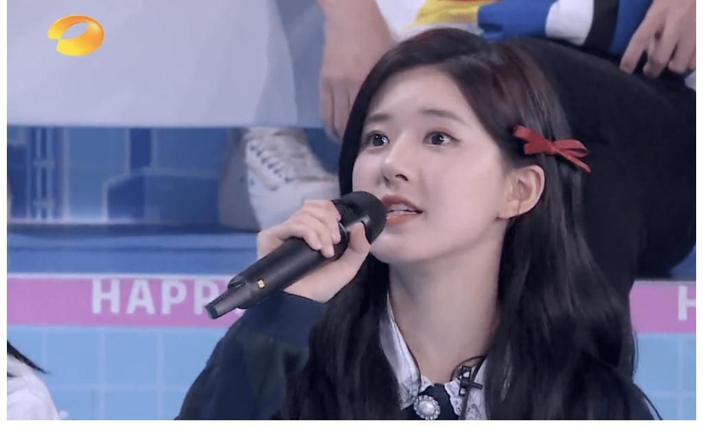 國子監(jiān)來了個(gè)女弟子|趙露思和徐開騁亮相《快樂大本營》，兩人同臺合唱，趙露思好嬌小