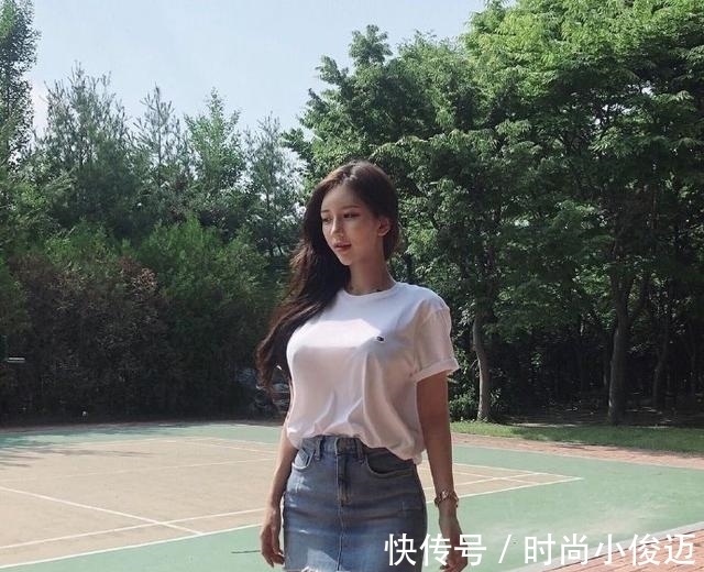 大长腿|牛仔裙+小白鞋,奇怪的搭配,一股学院风的清新