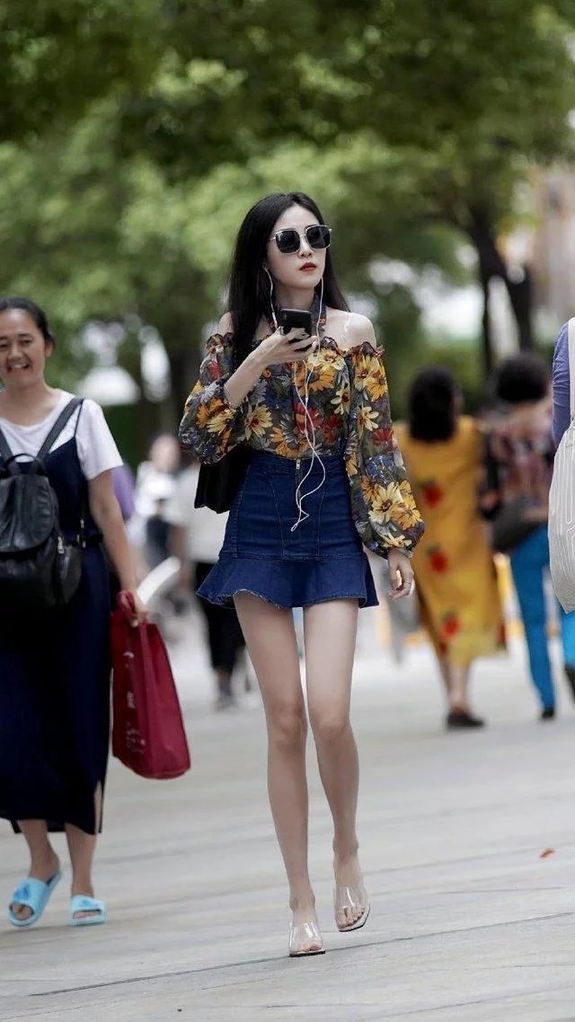 街拍：清新靓丽的时尚美女，系一根彩色发带，连衣裙漂亮大方