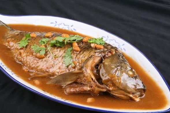 炖鱼去腥，别只会用料酒啤酒，多加一勺它，肉嫩无腥味，香飘满屋