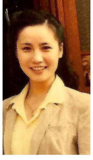 央视新闻主播徐俐宣布退休,晒九宫格美照掀回忆杀,观众直呼不舍