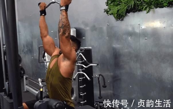 强壮|男生健身先练胸肌,不显强壮反倒影响了体态你应该先练这个部位