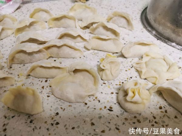 适合全家的猪肉白菜大葱饺子，老人小孩都爱吃