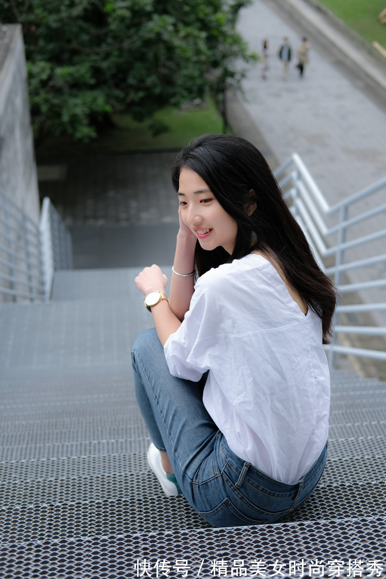 牛仔|白色衬衫下搭一条牛仔紧身裤，脚上一双小白鞋，舒适又休闲
