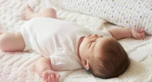 家长|在宝宝的依恋期内，家长带娃睡觉可培养“熟悉感”，错过难弥补